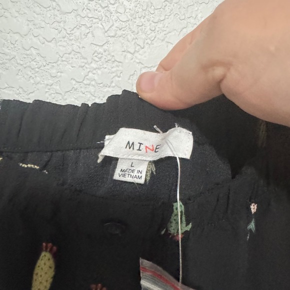 MINE Black Cactus Print Off Shoulder Flutter Sleeve Top‎ Women's Size L - Picture 3 of 5